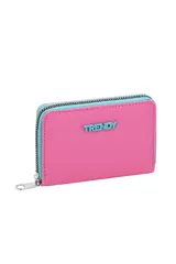 Billetera rectangular de tamaño compacto, color turquesa con detalles de cierre y logo en color rosa. Cuenta con cierre perimetral y tirador metálico.