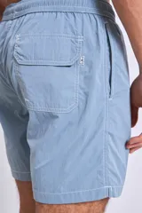 Short de baño de color rosado con diseño liso y corte clásico, ideal para la playa o la pileta.
