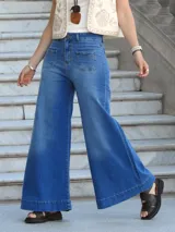 Jean de mujer color azul claro, de corte wide leg, con bolsillos delanteros de parche y bolsillos traseros.
