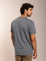 Remera básica de manga corta y cuello redondo, color blanco, con pequeño logo bordado en el pecho.