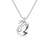 Colgante con dije en forma de cisne, adornado con cristales pavé transparentes sobre una estructura con baño de rodio. Incluye cadena de eslabones a juego.