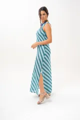 Vestido largo de un solo hombro con estampado geométrico en tonos azules, celestes y verdes, de corte fluido.