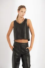 Pantalón de cuero de oveja negro, de tiro medio y corte slouchy.