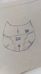 Cartera tipo banana bag de cuero color marrón oscuro, con correa ajustable para usar al hombro o cruzada.