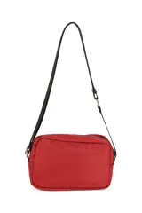 Bandolera color beige con correa ajustable negra. Cuenta con un compartimento principal con cierre y un bolsillo frontal con cierre.