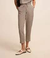 Pantalón fluido de crepé con estampado geométrico, lazo en la cintura y corte pijama.
