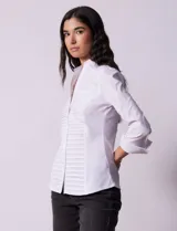 Camisa color salmón de algodón con cuello con solapa, abertura central con botones, delantera tableada y laterales elastizados. Marca Zac & Rachel.