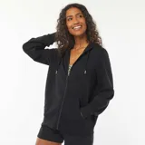 Buzo negro con capucha y cierre frontal con cremallera.