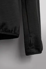 Sudadera técnica color bordó con capucha, cierre frontal completo y bolsillo en el pecho con cremallera oculta. Tejido elástico con interior efecto polar y estructura waffle. Presenta puños adaptables con ajuste para el pulgar.