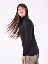 Polera de manga larga en color negro, con cuello alto y ajuste cómodo.