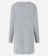 Cardigan alargado de punto liviano color gris, con mangas largas y abertura total.