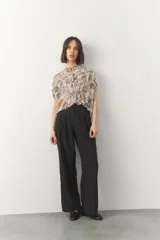 Blusa estampada de manga corta, con cuello mao, botones a tono y detalle de elástico fruncido en el frente.