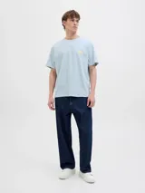 Camiseta celeste de algodón orgánico con cuello redondo y estampado amarillo en la espalda con la palabra 'ORIGINALS' y texto alusivo a la marca.