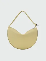 Cartera tipo clutch de la línea Le Roseau de Longchamp, con diseño de media luna, confeccionada en cuero con textura granulada. Cuenta con una correa de hombro fija y cierre superior con detalle metálico distintivo de la marca.