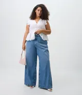 Pantalón wide leg de jean azul con lavado claro, tiro alto, diseño amplio y recto, con bolsillos funcionales y presillas en la cintura.