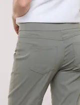 Pantalón capri sastrero de tiro alto y color verde militar, con pretina ancha, bolsillos frontales simulados y traseros funcionales, y corte entallado.