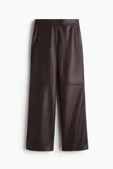 Pantalón de tejido revestido color marrón oscuro, de corte recto y tiro alto, con pretina prolongada y cierre frontal.