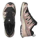 Championes de trail running Salomon XA Pro 3D V9, en combinación de tonos negros, beige y rosados, con sistema de cordones de ajuste rápido y suela con tecnología All Terrain Contagrip.