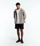 Bermuda masculina de corte recto con cintura elástica y cordón de ajuste. Cuenta con bolsillos laterales y está confeccionada en una mezcla de viscosa, cáñamo y elastano.