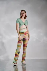 Top verde seco de mangas cortas con escote en V y detalle de aro en el centro.