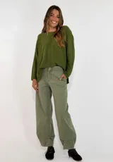 Pantalon de gabardina en color verde oliva, de corte holgado y tiro medio, con diseño de botamanga ancha y bolsillos laterales.