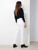 Jegging elastizado blanco, de corte recto, con pretina ancha elastizada, bolsillos delanteros simulados y bolsillos traseros aplicados.