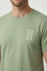 Remera de algodón verde militar con cuello redondo y mangas cortas. Presenta un pequeño estampado tipográfico en el pecho con la frase 'Endless Summer'.