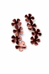 Aros colgantes con diseño de flores encadenadas en acrílico espejado color cobre.