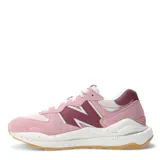 Championes New Balance modelo 57/40, color rosa con detalles en bordó, blanco y suela color caramelo.