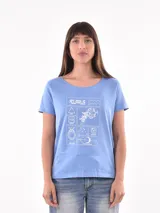 Remera celeste con estampado del signo zodiacal Acuario en color blanco.