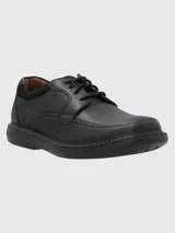 Zapato de vestir para hombre con cordones, confeccionado en cuero vacuno con textura granulada. Presenta punta redonda, suela de goma EVA flexible y diseño ergonómico para mayor confort.