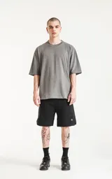 Remera de manga corta, corte oversize y cuello redondo, confeccionada en algodón melange gris.