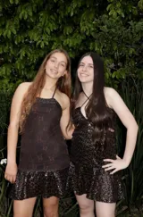 Vestido bordó con escote halter, cuello alto y volado en el ruedo.