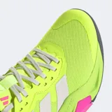 Championes de training Adidas modelo Rapidmove ADV 2, color amarillo neón con detalles en gris oscuro y fucsia. Presentan amortiguación Lightstrike Pro y Torsion System.
