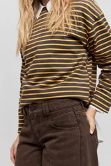 Jean wide leg azul oscuro de tiro bajo, con calce relajado y piernas amplias de diseño clásico de cinco bolsillos.