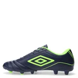 Championes de fútbol Umbro modelo Classico III HG, color azul marino con detalles en verde neón. Presentan un diseño con costuras en la puntera para mayor control, cierre con cordones y suela con tapones para terreno firme.