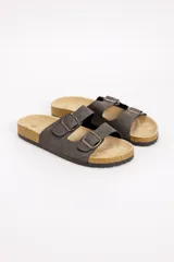 Sandalias estilo Birkenstock de color gris oscuro para hombre, con dos tiras ajustables con hebillas metálicas, plantilla anatómica y suela de corcho y goma.