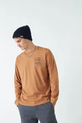 Remera de manga larga azul marino con estampado en la espalda de un tocadiscos y otros diagramas técnicos en color blanco.