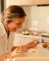 Brazalete abierto de bronce con forma de rama.