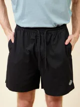 Short de algodón color negro con cintura elástica y cordón de ajuste. Presenta bolsillos laterales y un pequeño parche con logo en la parte inferior.