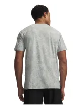 Remera deportiva de manga corta con tecnología Iso-Chill que disipa el calor corporal. Presenta un estampado jaspeado en tonos grisáceos, perforaciones láser estratégicas para ventilación y aberturas laterales en el bajo.