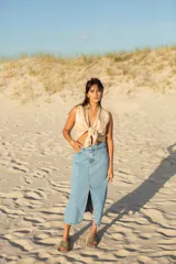 Falda larga de jean celeste con abertura frontal y ruedo desflecado.