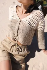 Cárdigan corto color beige tejido a crochet con combinación de puntos.