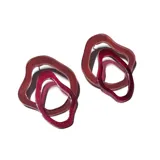 Par de aros colgantes con forma abstracta, uno de color marrón y otro de color rojo.