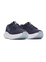 Championes de running Under Armour modelo Charged Surge 4, color azul marino con entresuela blanca y logo en celeste. Presentan parte superior de malla transpirable con refuerzos sintéticos, amortiguación Charged Cushioning en la entresuela y suela de goma resistente.