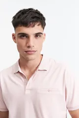 Remera polo clásica color rosado, con bolsillo frontal y calce regular.