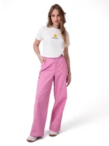 Pantalón de carpintero marca Cat, color rosado, de corte relajado, con bolsillos utilitarios, presilla para martillo y cierre frontal con botón y cremallera.