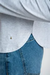 Remera de manga larga color negro, con escote redondo y calce ajustado al cuerpo.