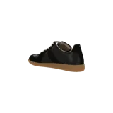 Championes de diseño bajo tipo retro estilo 'Replica' de Maison Margiela, en color negro con detalles en gamuza y suela de goma marrón clara.