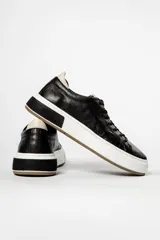 Championes urbanos Urban Haus, color beige con suela de plataforma en tono tostado y detalle en cuero marrón en el talón.